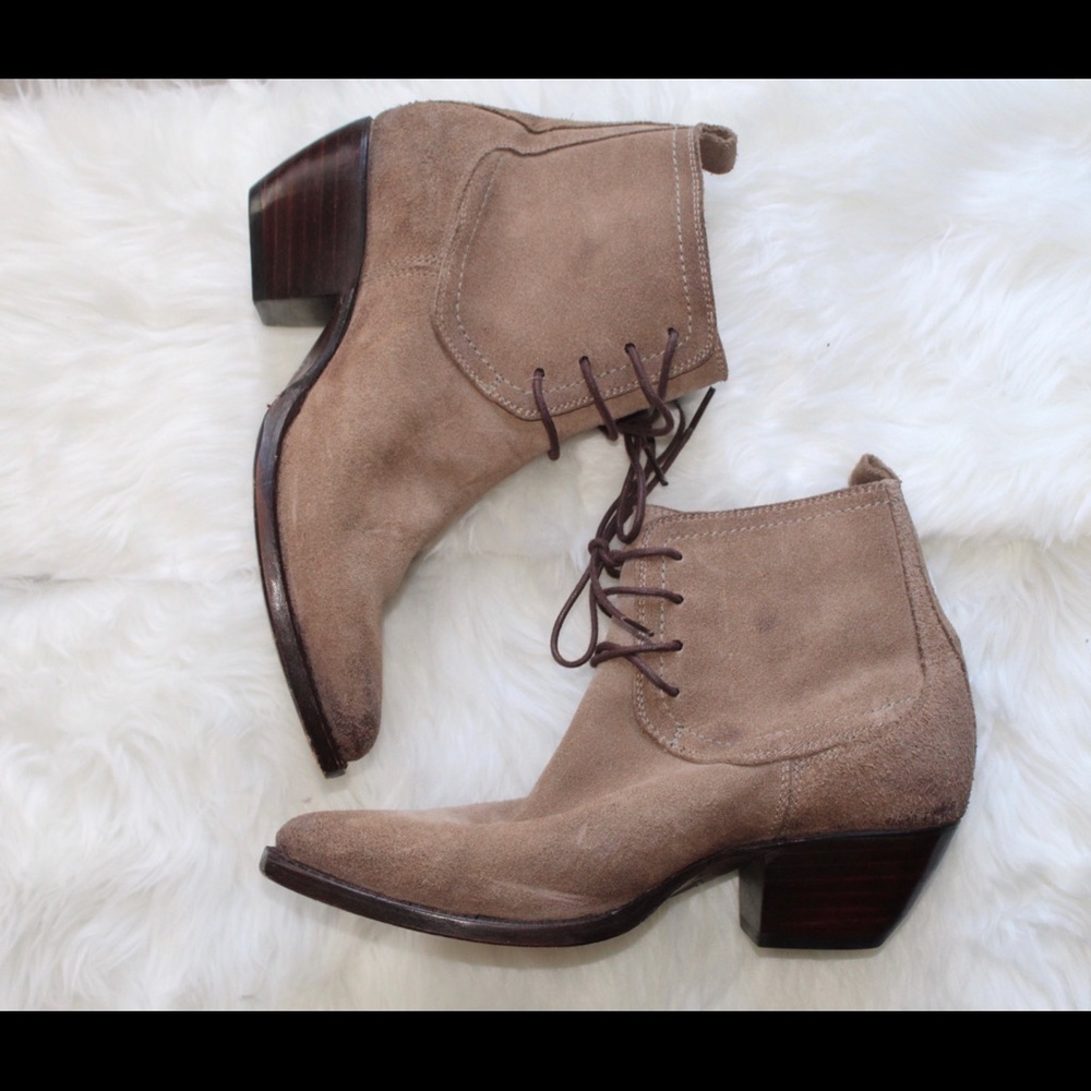 Frye Suede Lace-up Sacha Chukka Boot in Ash
